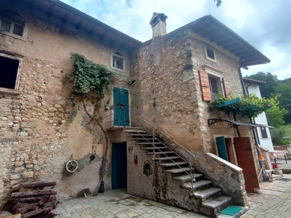 casa indipendente in vendita a Caprino Veronese