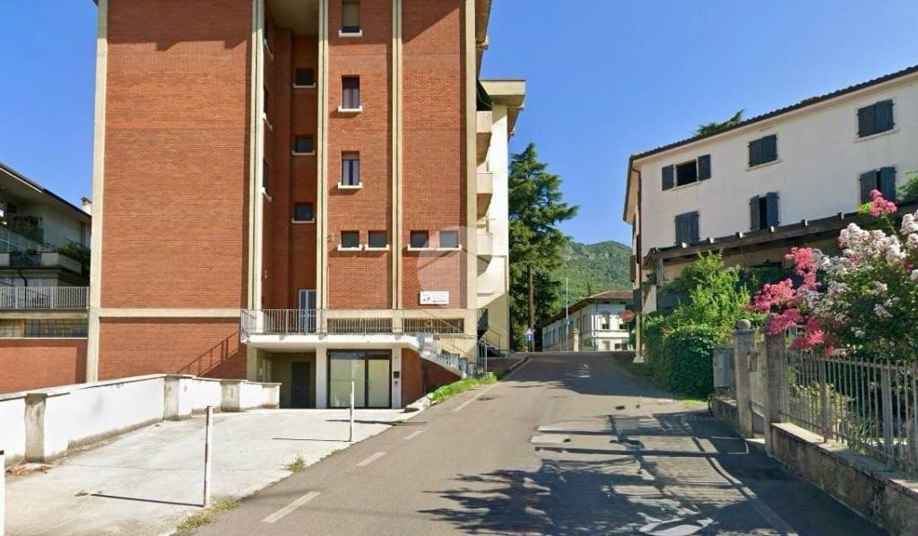 negozio in vendita a Caprino Veronese