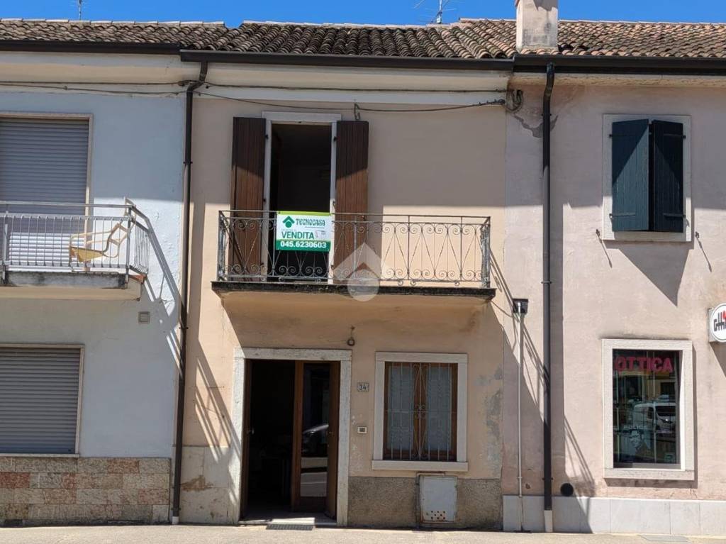 casa indipendente in vendita a Caprino Veronese in zona Caprino Veronese