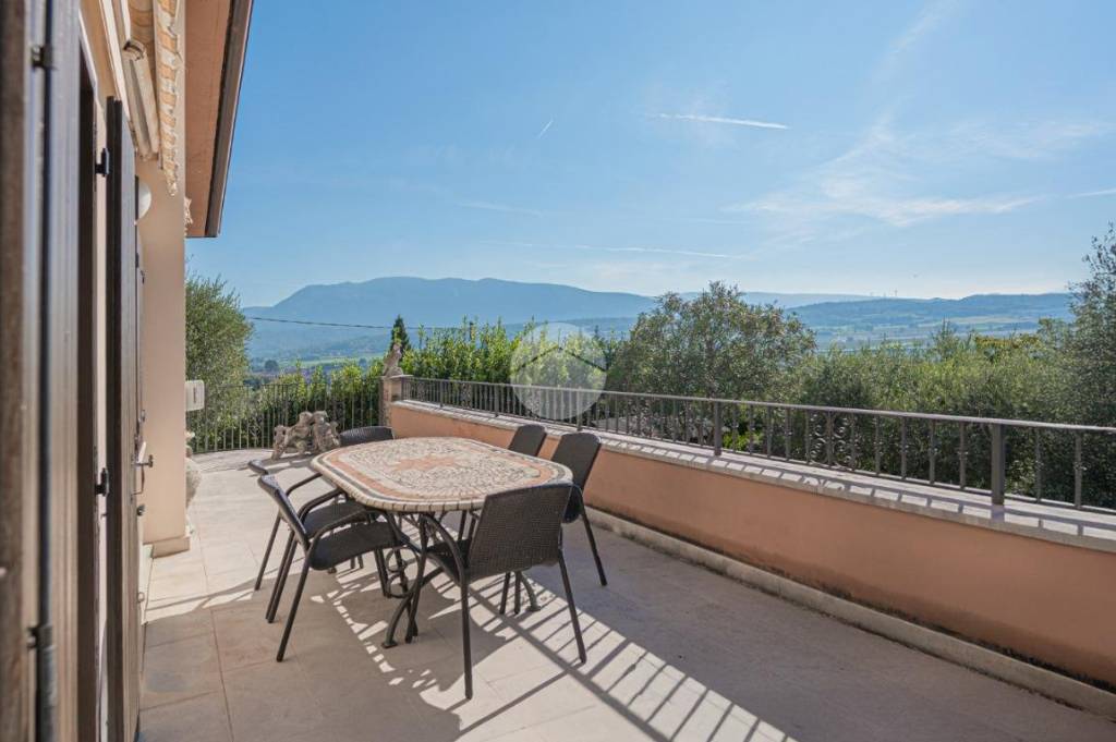 casa indipendente in vendita a Caprino Veronese in zona Pesina