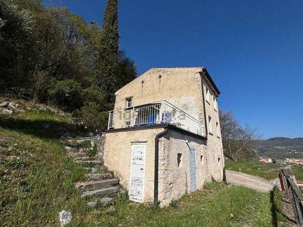 casale in vendita a Caprino Veronese