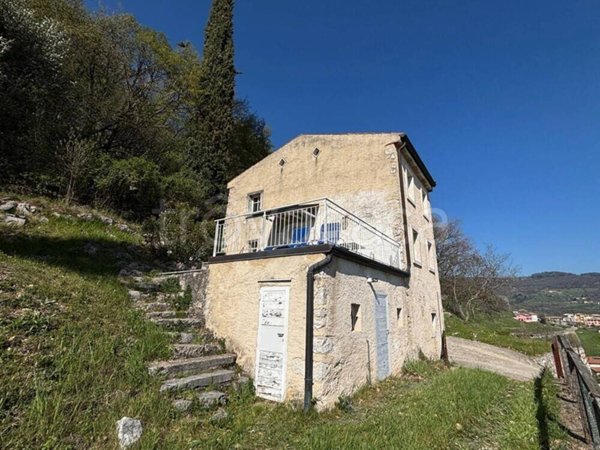 casa indipendente in vendita a Caprino Veronese
