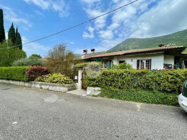 casa indipendente in vendita a Caprino Veronese