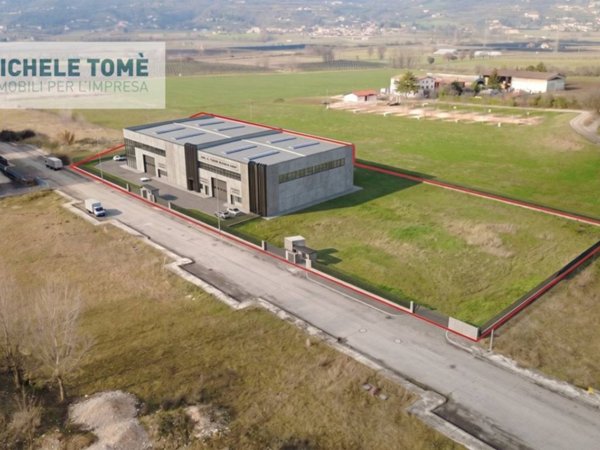 locale commerciale in vendita a Caprino Veronese