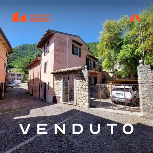 casa indipendente in vendita a Caprino Veronese in zona Pesina