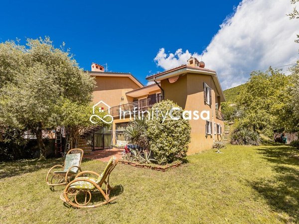 casa indipendente in vendita a Caprino Veronese in zona Pesina