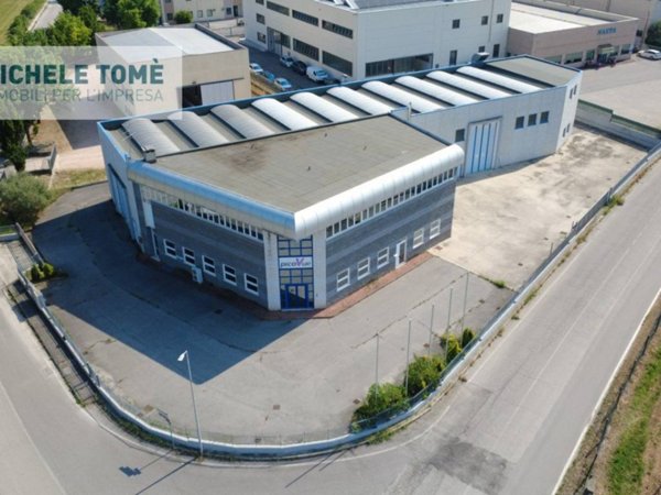 locale commerciale in vendita a Caprino Veronese