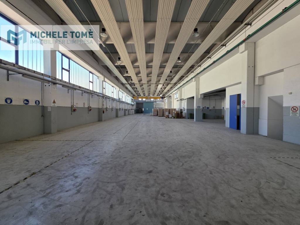 locale commerciale in vendita a Caprino Veronese