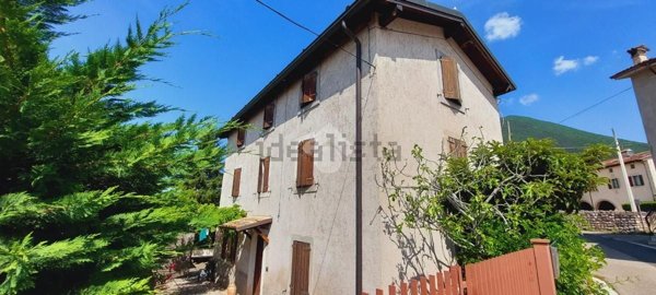 casa indipendente in vendita a Caprino Veronese