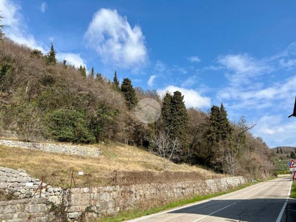 terreno in vendita a Caprino Veronese in zona Pesina