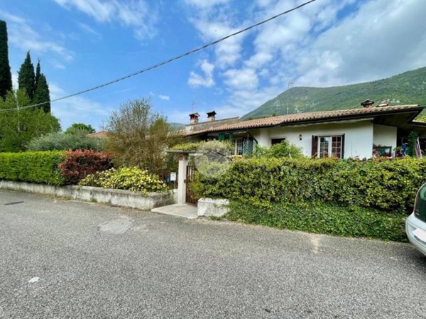 casa indipendente in vendita a Caprino Veronese in zona Caprino Veronese
