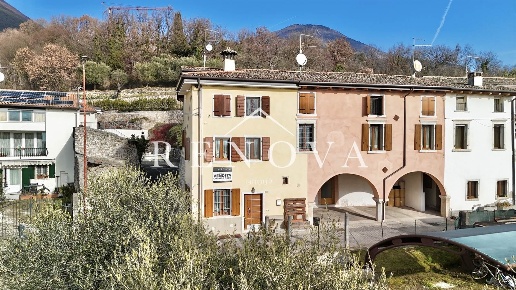 casa indipendente in vendita a Caprino Veronese in zona Pesina