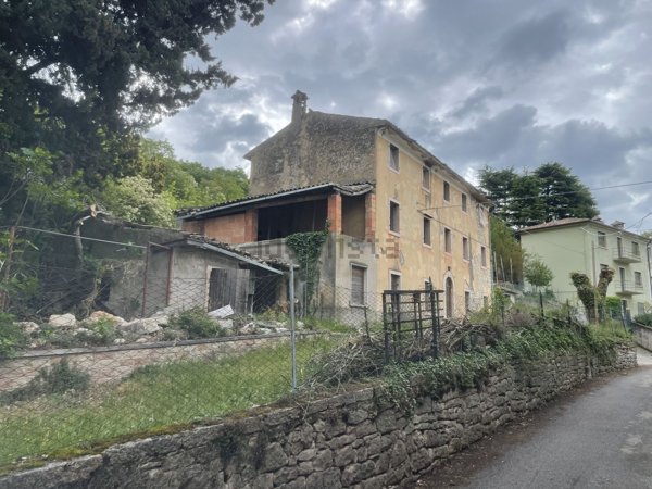 casale in vendita a Caprino Veronese in zona Pazzon