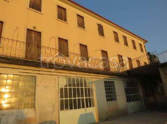 terreno edificabile in vendita a Caprino Veronese in zona Pazzon