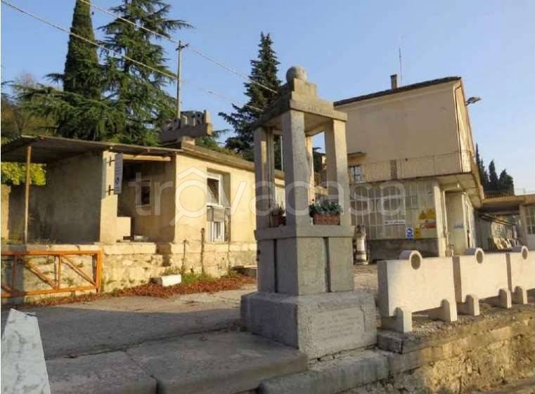 locale di sgombero in vendita a Caprino Veronese