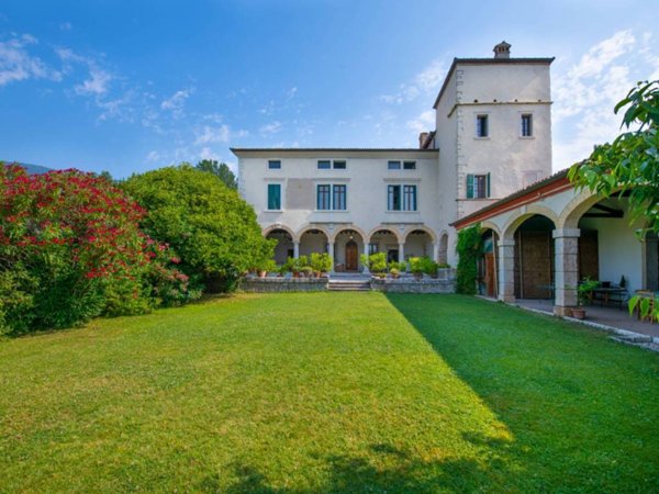villa in vendita a Caprino Veronese in zona Caprino Veronese