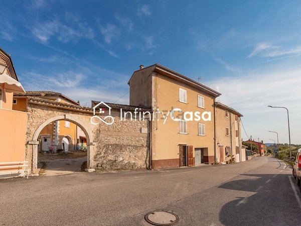 esavano in vendita a Caprino Veronese in zona Pesina