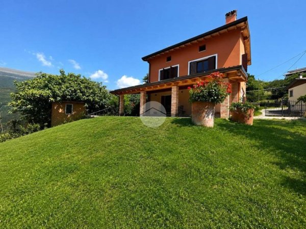 casa indipendente in vendita a Caprino Veronese in zona Spiazzi