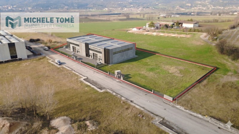 locale commerciale in vendita a Caprino Veronese in zona Pesina