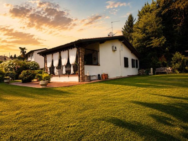 casa indipendente in vendita a Caprino Veronese in zona Pesina