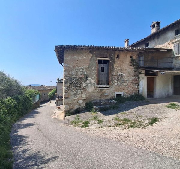 esavano in vendita a Caprino Veronese in zona Pesina