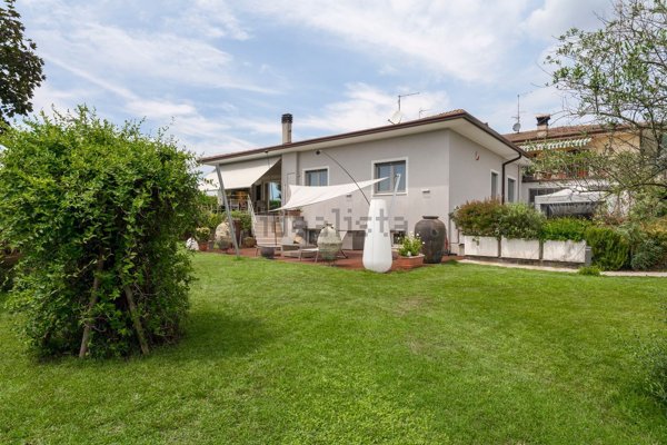 casa indipendente in vendita a Caprino Veronese in zona Pesina