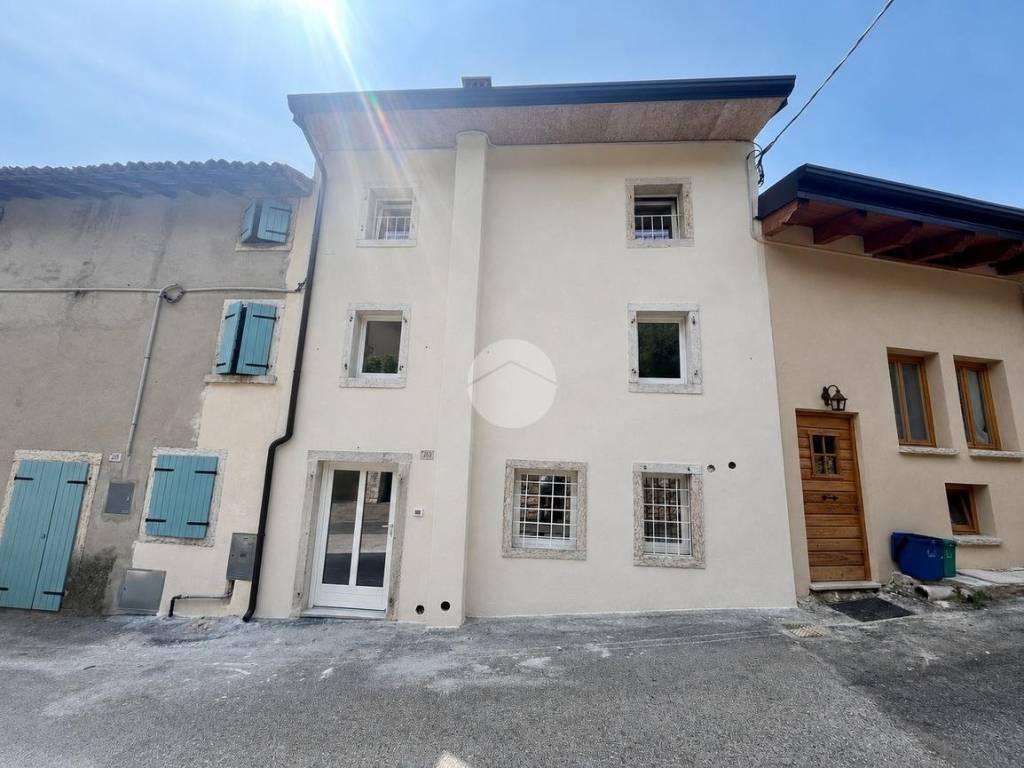 casa indipendente in vendita a Caprino Veronese in zona Pesina