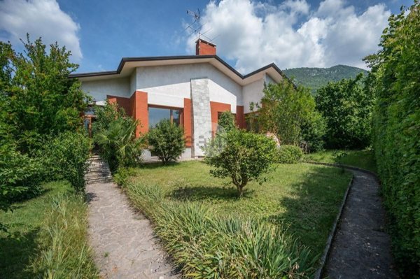 casa indipendente in vendita a Caprino Veronese in zona Pesina