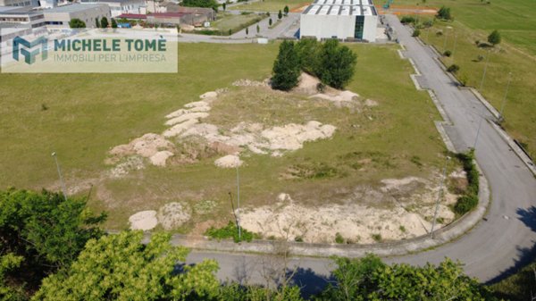 terreno edificabile in vendita a Caprino Veronese in zona Pesina