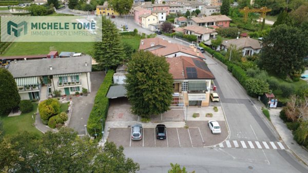 negozio in vendita a Caprino Veronese in zona Pazzon