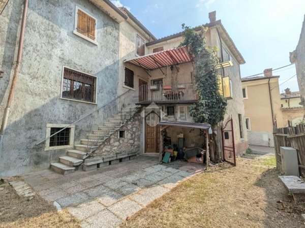 casale in vendita a Caprino Veronese in zona Pesina