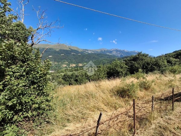 terreno in vendita a Caprino Veronese in zona Pesina
