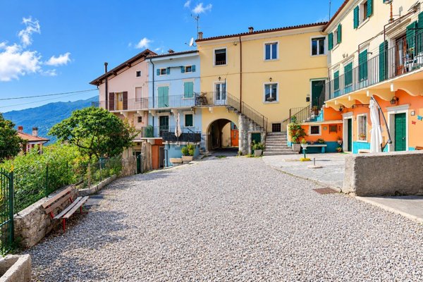 casale in vendita a Caprino Veronese in zona Spiazzi