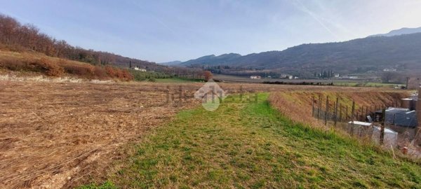 casale in vendita a Caprino Veronese in zona Pesina