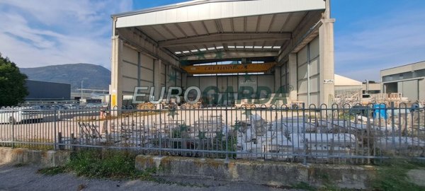 locale commerciale in vendita a Caprino Veronese in zona Pesina