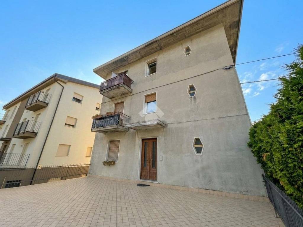appartamento in vendita a Caprino Veronese in zona Pesina