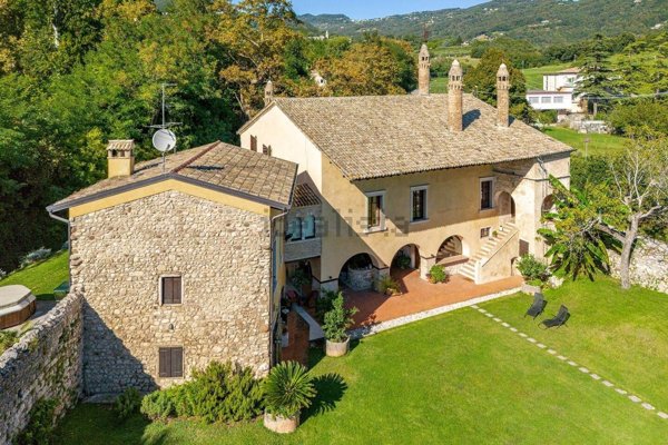 casa indipendente in vendita a Caprino Veronese in zona Pesina