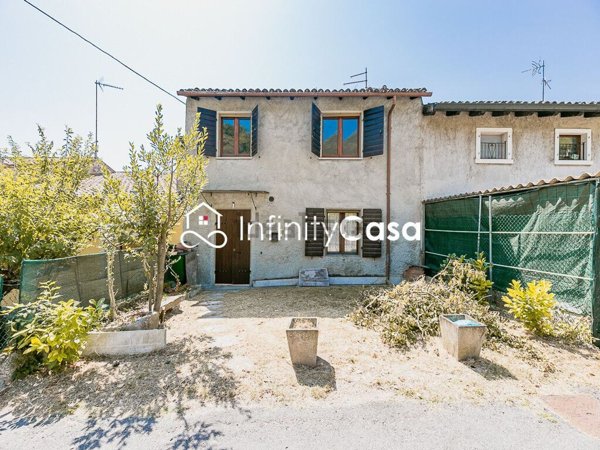 casale in vendita a Caprino Veronese in zona Pesina