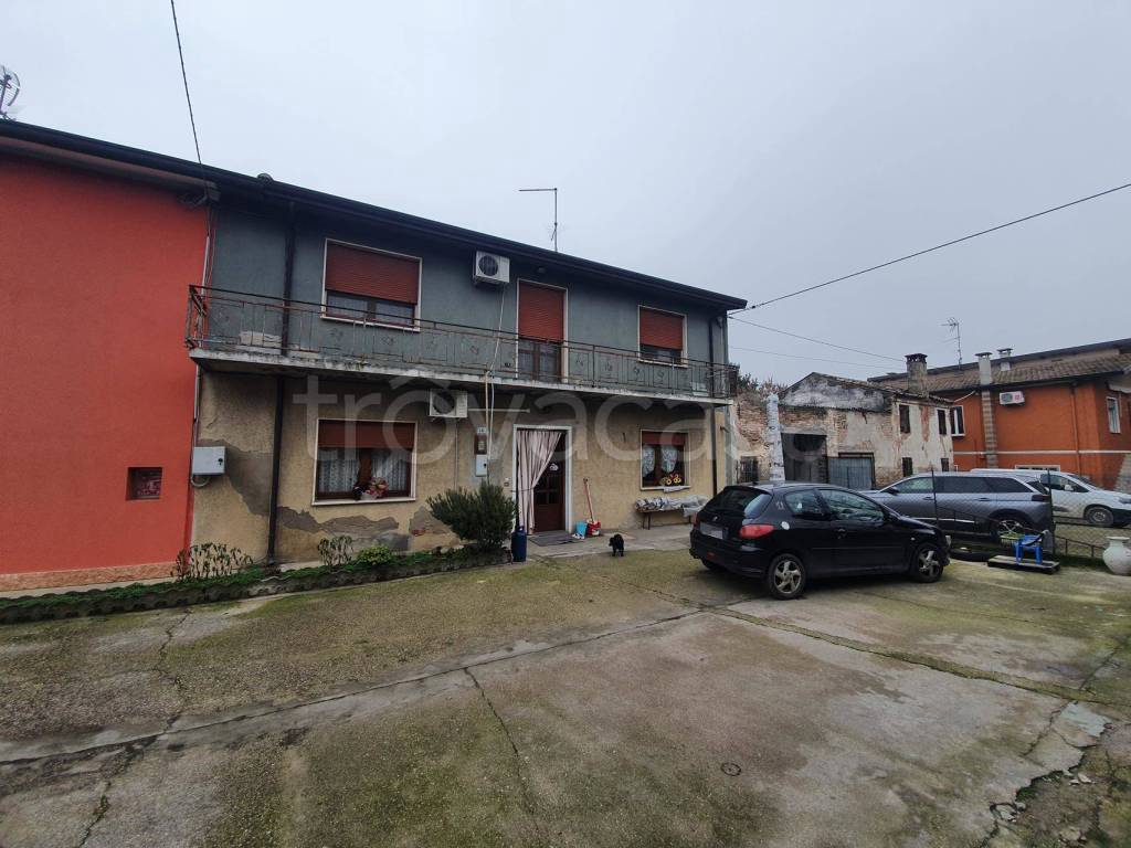 appartamento in vendita a Castagnaro in zona Menà