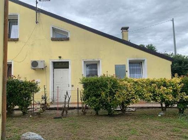 casa indipendente in vendita a Castagnaro in zona Menà
