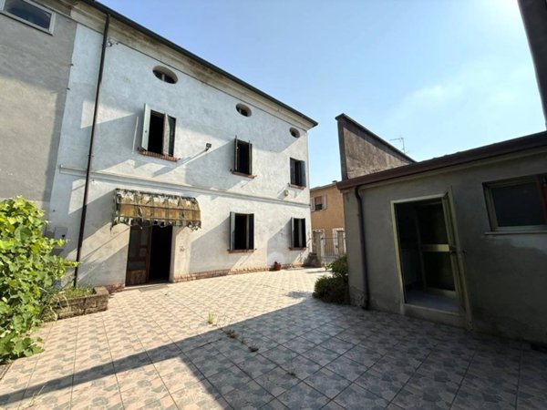 casa indipendente in vendita a Castagnaro in zona Menà