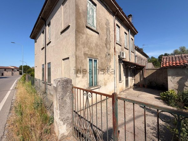 casa indipendente in vendita a Castagnaro in zona Menà