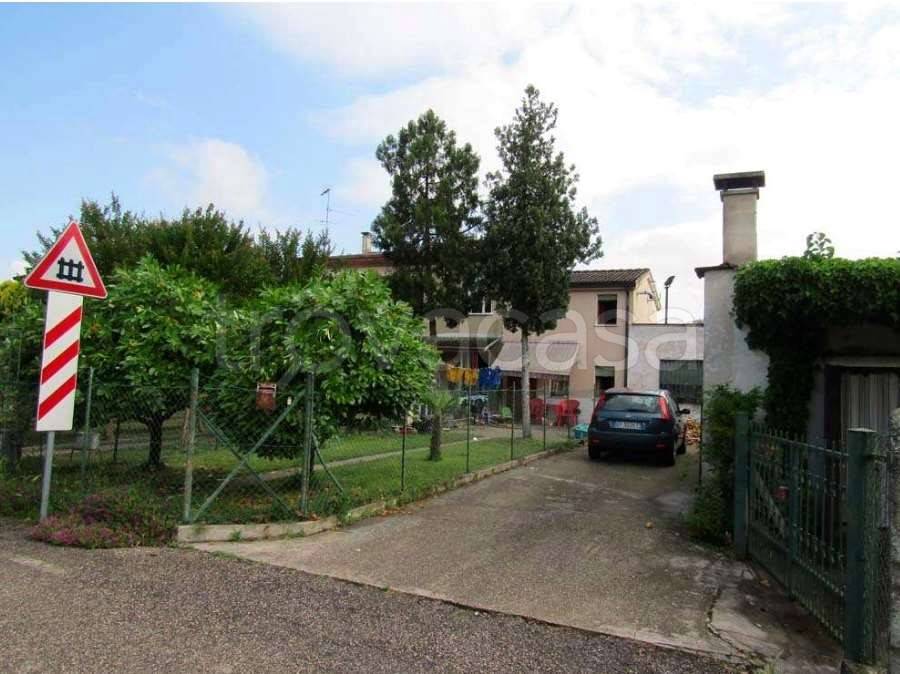 appartamento in vendita a Castagnaro in zona Menà