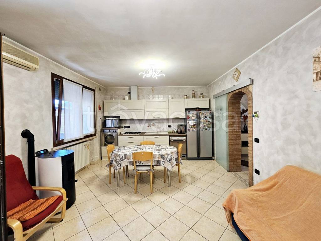 casa indipendente in vendita a Castagnaro in zona Menà