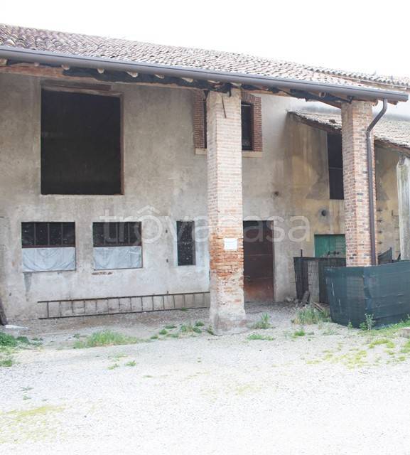 casa indipendente in vendita a Castel d'Azzano in zona Azzano