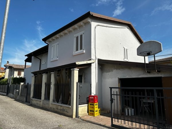 appartamento in vendita a Castel d'Azzano in zona Rizza