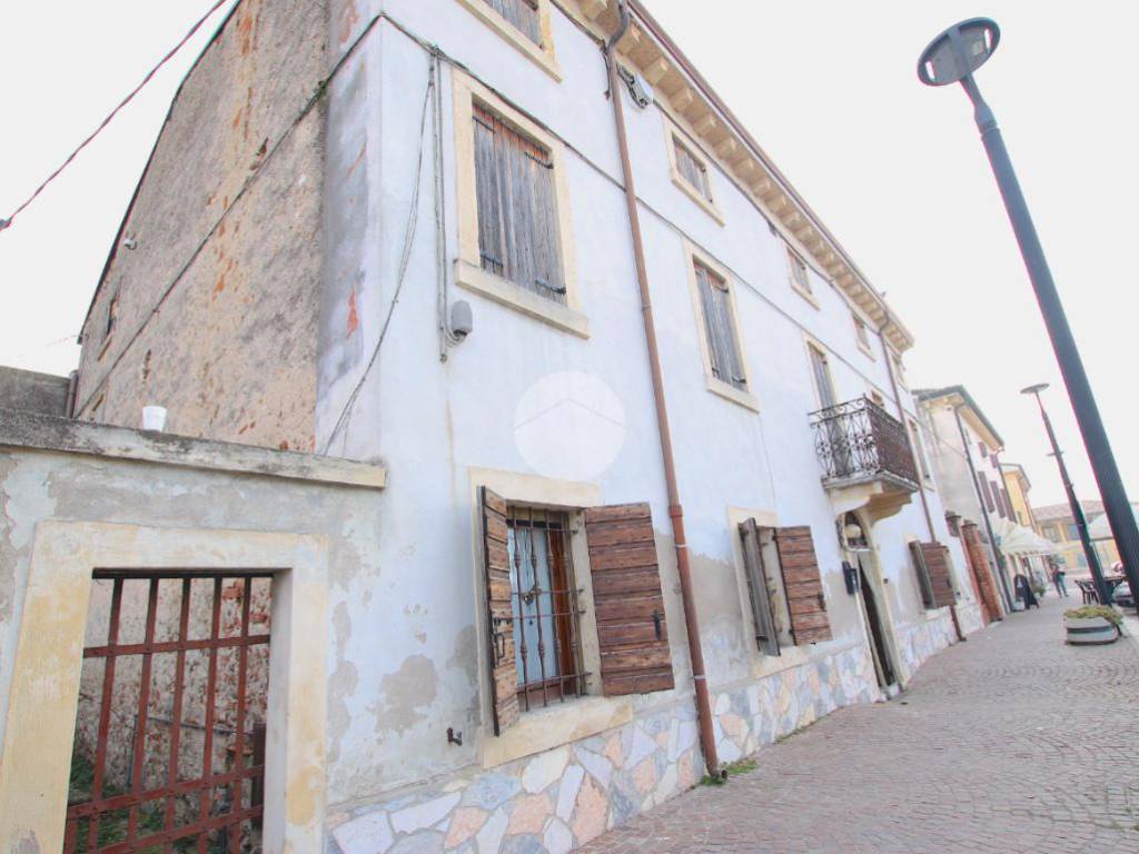 casa indipendente in vendita a Castel d'Azzano in zona Azzano