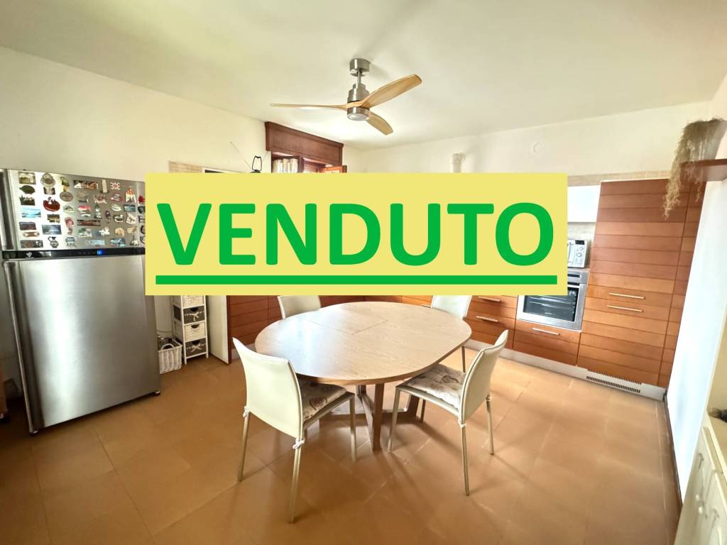 appartamento in vendita a Castel d'Azzano in zona Beccacivetta