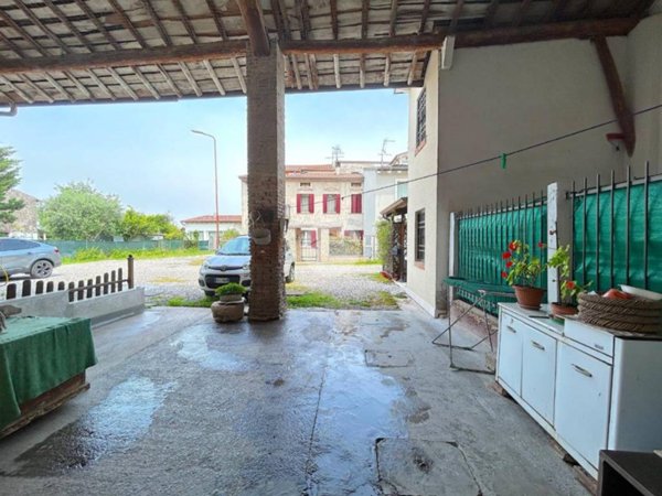 casa indipendente in vendita a Castel d'Azzano in zona Azzano