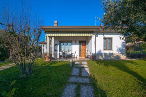 casa indipendente in vendita a Castel d'Azzano in zona Azzano